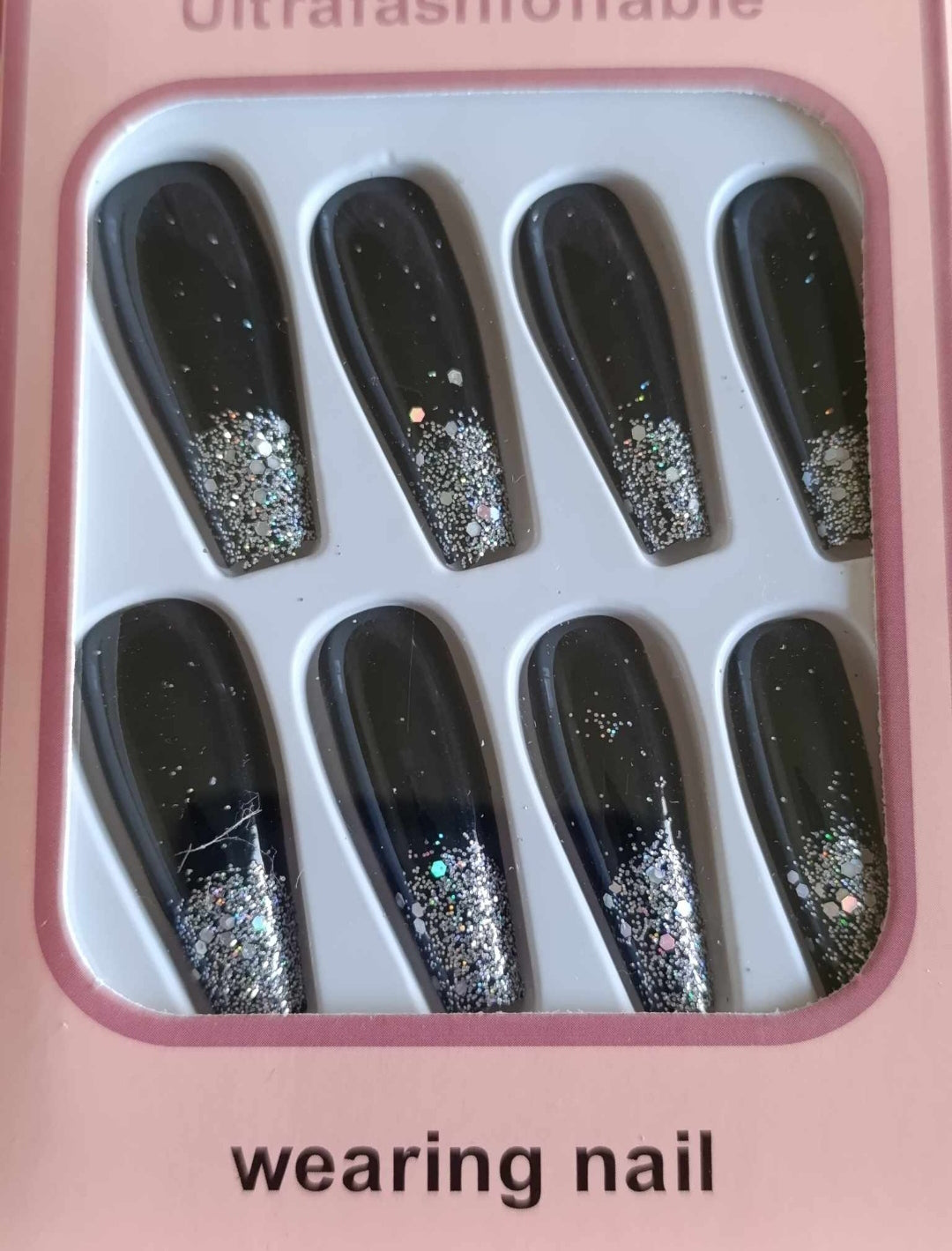Unghii false negre cu sclipici – Efect Glam Instant