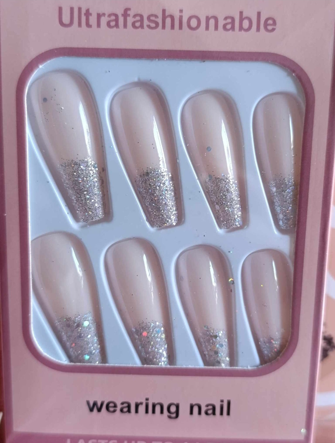 Unghii false nude cu sclipici – Efect Glam Instant