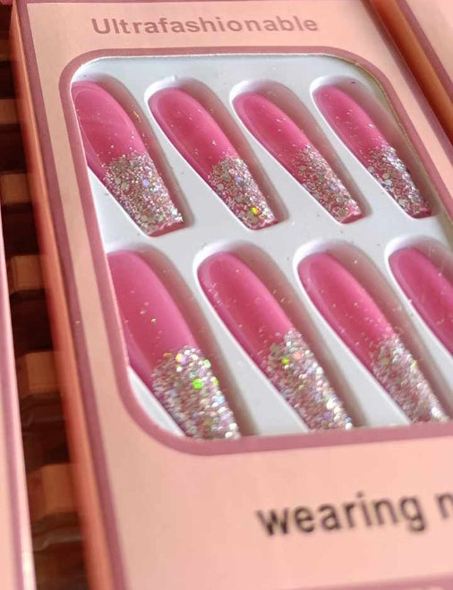Unghii false roz cu sclipici – Efect Glam Instant