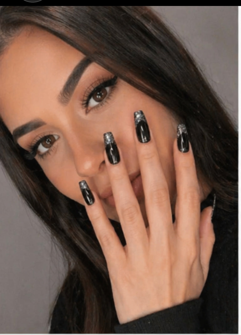 Unghii false negre cu sclipici – Efect Glam Instant