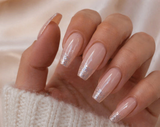 Unghii false nude cu sclipici – Efect Glam Instant