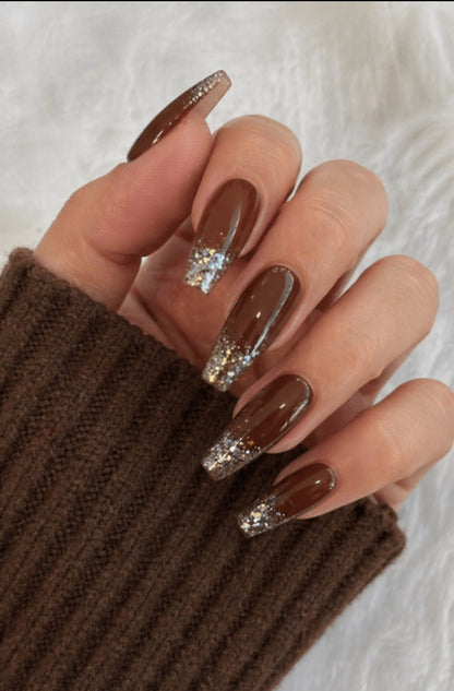 Unghii false maro cu sclipici – Efect Glam Instant